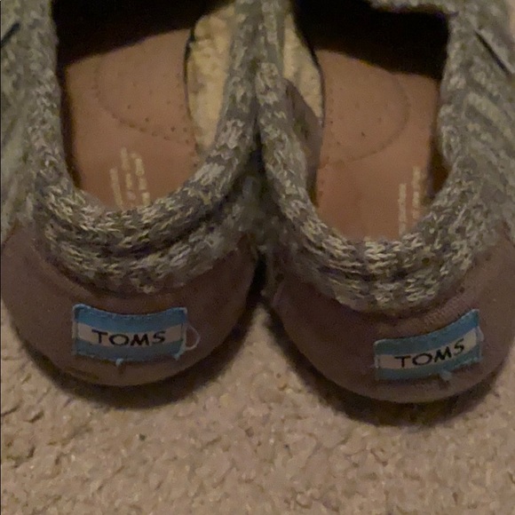 GRAY PATTERN TOMS - Picture 3 of 3